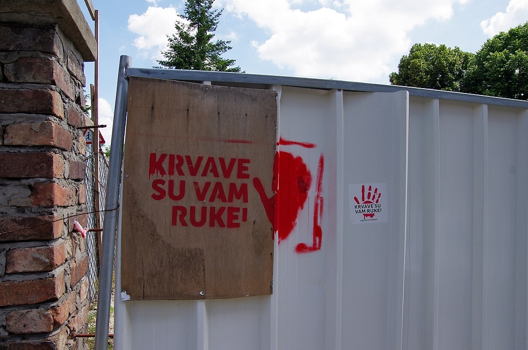 pienryhmä istuu pöydän ääressä